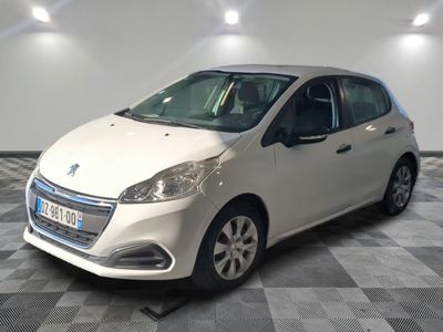 la petite voiture blanche est garée dans le garage sur un sol en damier
