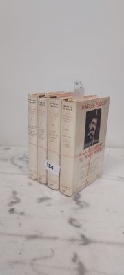 trois livres posés sur une table en marbre