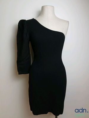 La robe est noire et n'est portée que sur une épaule sur le mannequin.