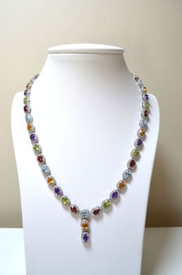 collier composé de perles de verre multicolores sur un mannequin blanc