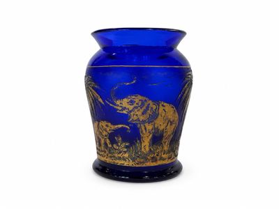 un vase bleu orné d'un motif représentant un éléphant