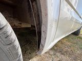un gros plan d'un pneu sur le flanc d'un camion