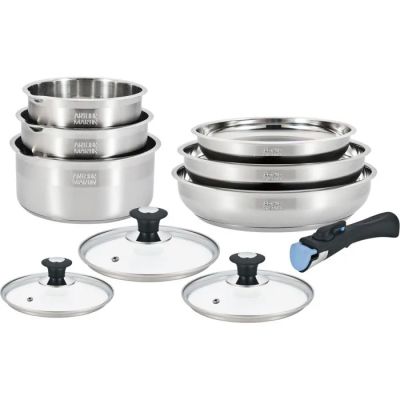 un ensemble de casseroles et poêles en acier inoxydable sur fond blanc