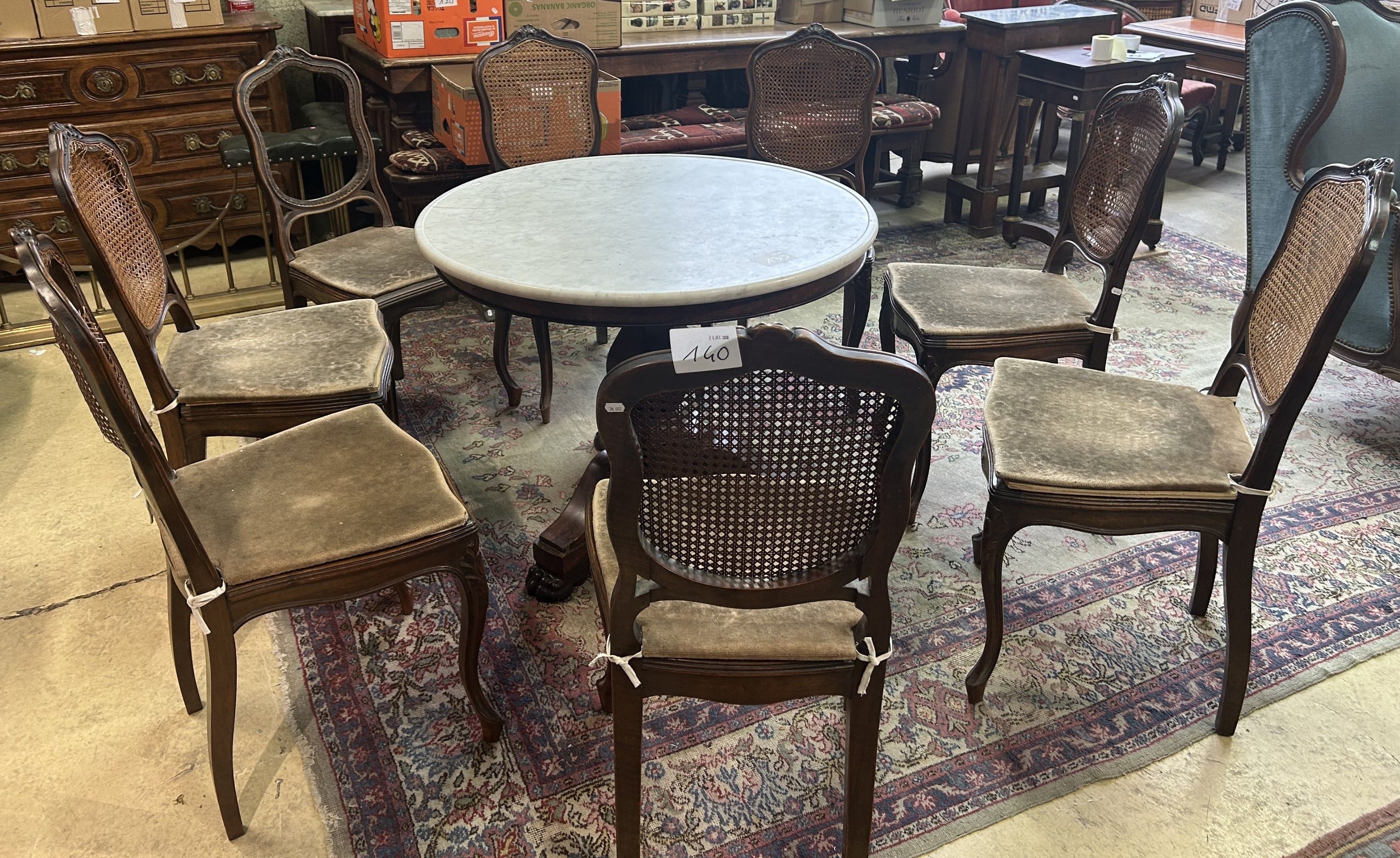Suite de huit CHAISES cannées en bois mouluré et sculpté, do…