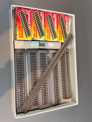 une boîte contenant des rails de train, elle-même placée dans une boîte