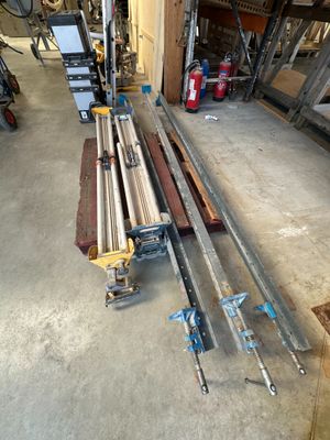 plusieurs pièces de bois sont empilées dans un garage