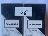 deux boîtes de parfum posées sur une surface blanche