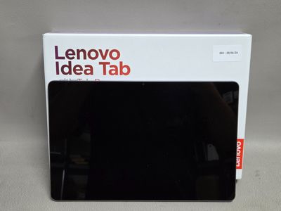 La tablette Lenovo Idea Tab se trouve dans la boîte posée sur la table