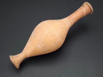 un petit vase posé sur une table