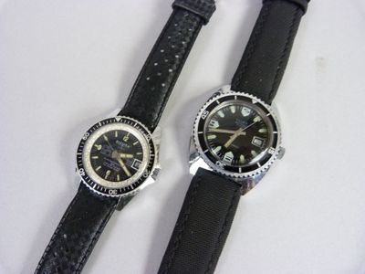 deux montres posées sur une surface blanche