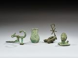 un ensemble de figurines en bronze de formes et de tailles variées