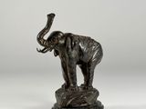 une statue représentant un éléphant debout au sommet d'un rocher