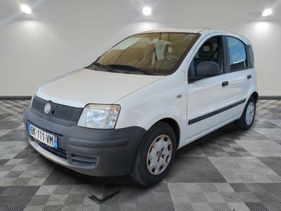 la photo d'une petite camionnette blanche garée dans un garage