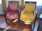 deux chaises et un tapis dans un salon