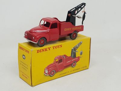 un camion-jouet rouge surmonté d'une grue