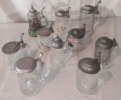 de nombreux bocaux en verre et bocaux munis de couvercles posés sur une table