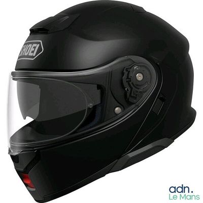 le casque est noir et comporte un étau transparent