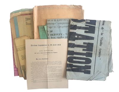 une pile de vieux journaux empilés les uns sur les autres