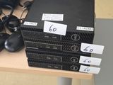 il y a beaucoup de matériel informatique sur le bureau de cette pièce