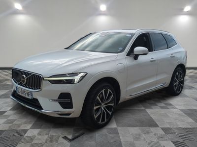 un SUV Volvo blanc garé dans une grande pièce
