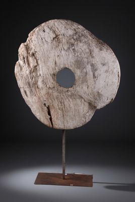 Disque Labbé (Timor Oriental) en bois érodé: D : 100 cm , so… - Photo 1