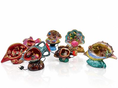 un ensemble de petites figurines posées sur une surface blanche