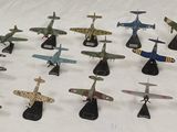 beaucoup de petits avions miniatures posés sur une surface blanche