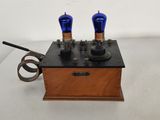 une petite boîte en bois sur laquelle sont fixées deux lumières bleues