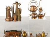 de nombreux objets en laiton de toutes sortes exposés sur une table