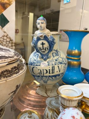 de nombreux vases et bols de toutes sortes sur la table