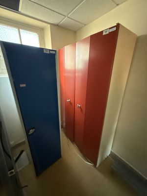 deux cabines bleues et rouges situées l'une à côté de l'autre dans une pièce