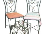 une paire de chaises en fer forgé ornées de coussins colorés