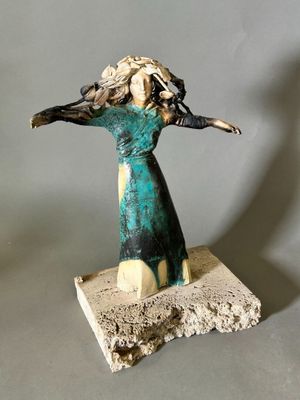 statue d'une femme les bras tendus vers le ciel