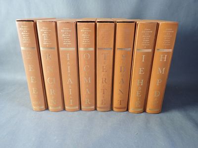 six livres alignés sur un fond bleu