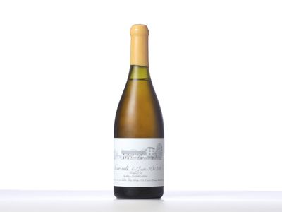 une bouteille de vin blanc posée sur une table