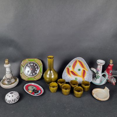 un grand nombre d'objets différents posés sur la table