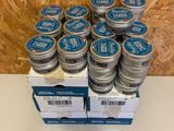 plusieurs pots de baume à lèvres posés sur une table