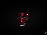 gros plan d'un diamant rouge sur une surface noire