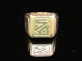 une image représentant une bague en or sur laquelle figure la lettre z