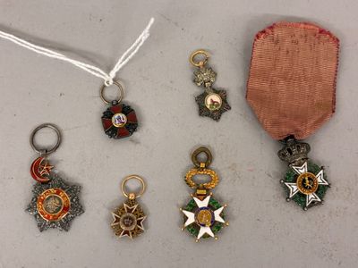 six médailles et une médaille sur un fond blanc