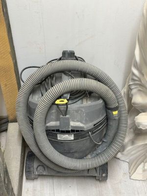 une photo d'un aspirateur posé par terre