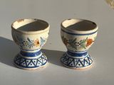 une paire de vases bleus et blancs ornés de fleurs, posés sur une table