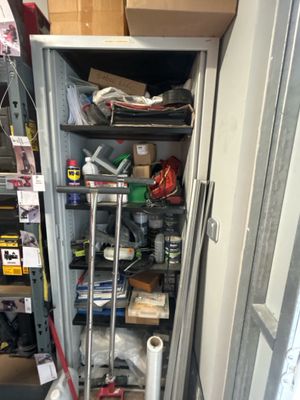 une grande armoire métallique contenant de nombreux outils