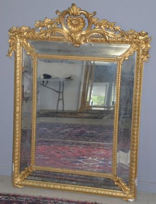 un miroir posé sur une table dans une pièce