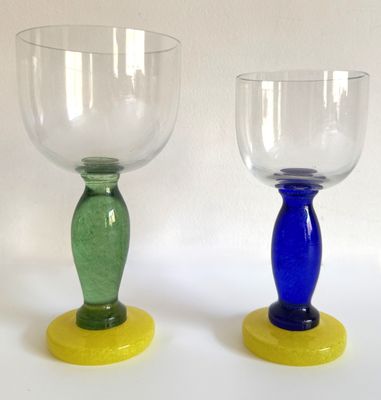 deux verres à vin posés l'un à côté de l'autre sur une table