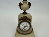 une petite horloge posée sur une petite table