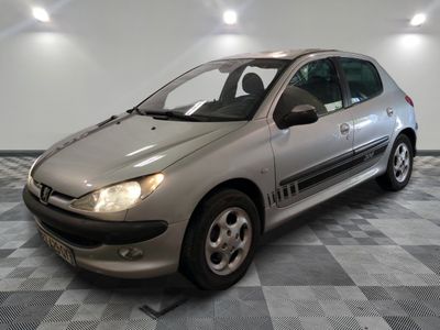 la photo d'une voiture argentée garée dans un garage