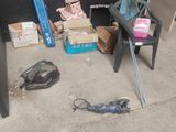 un tas de bric-à-brac par terre, près d'une fenêtre