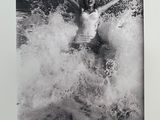 photographie en noir et blanc d'une femme en maillot de bain dans l'océan