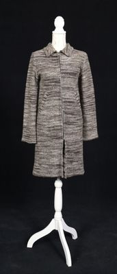 une photo d'un manteau sur un mannequin, sur fond noir